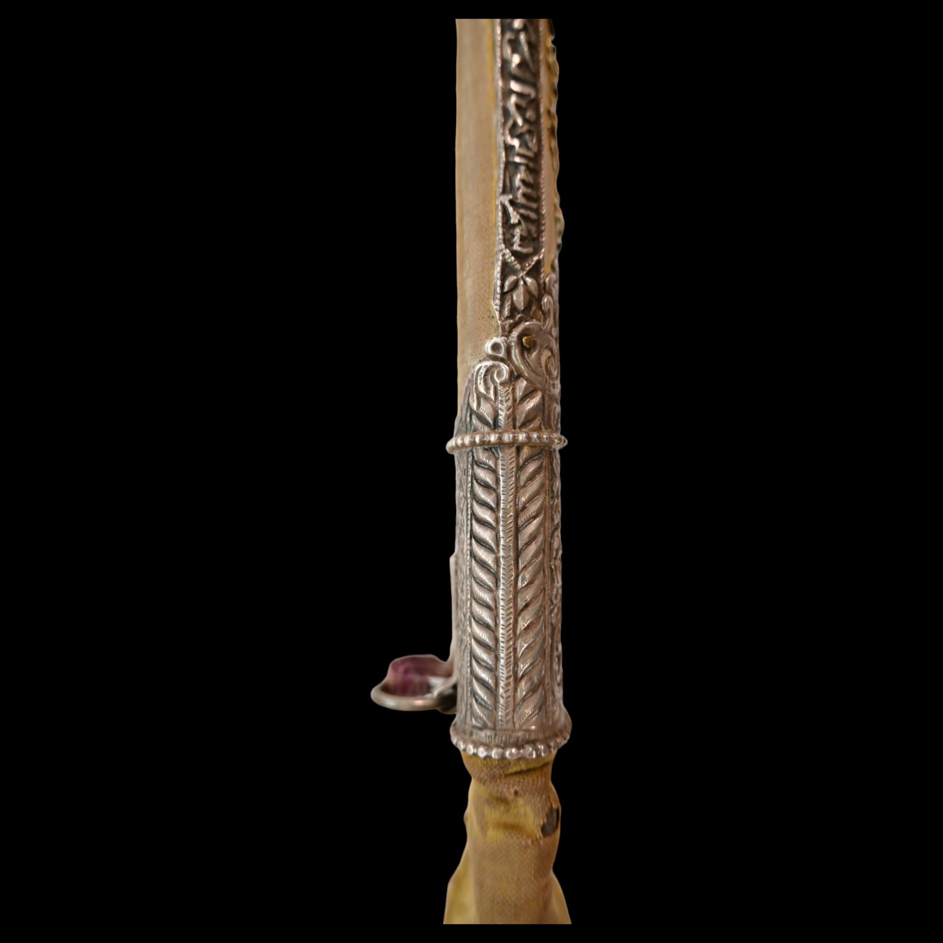 A PERSIAN ZAND DYNASTY KARD DAGGER WITH WOOTZ BLADE AND GOLD INLAY. - Image 7 of 27