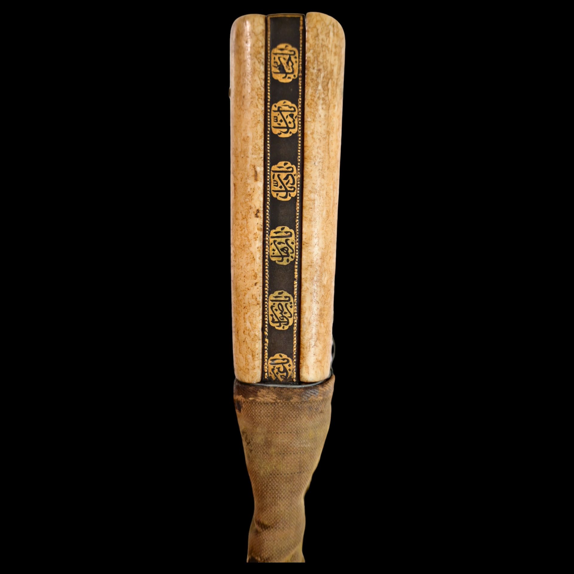 A PERSIAN ZAND DYNASTY KARD DAGGER WITH WOOTZ BLADE AND GOLD INLAY. - Image 6 of 27