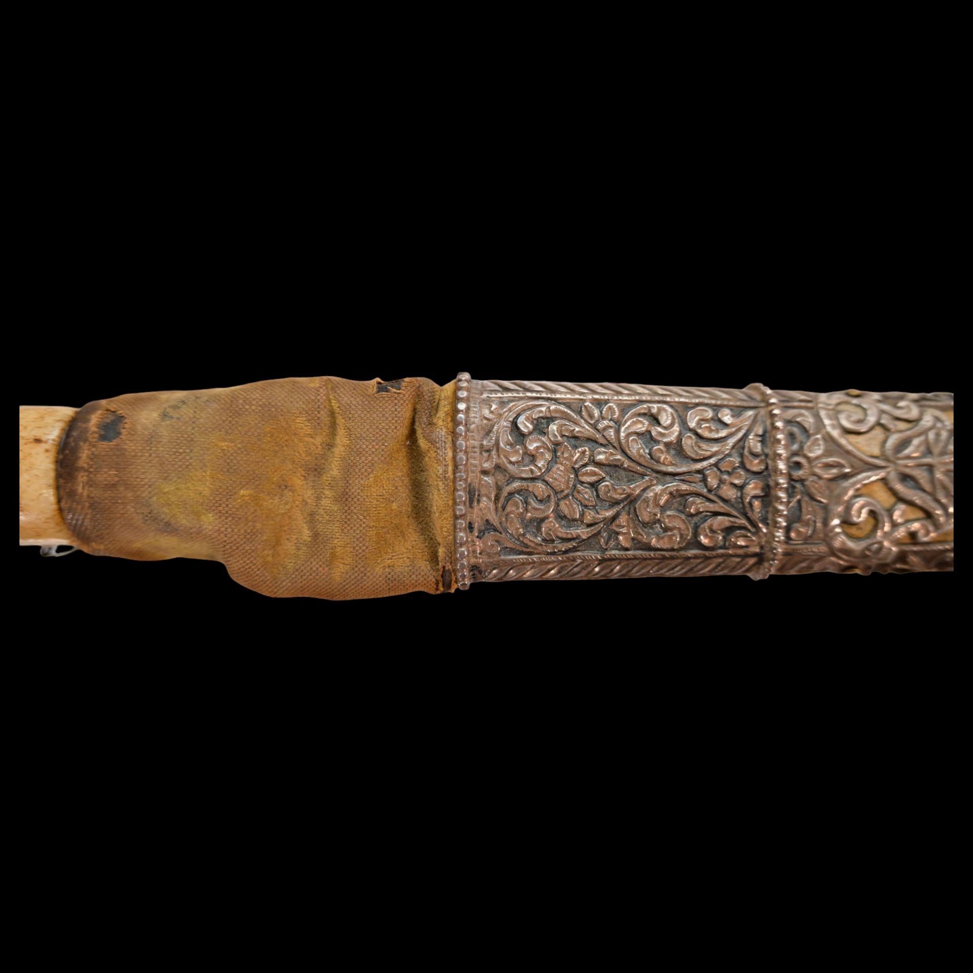 A PERSIAN ZAND DYNASTY KARD DAGGER WITH WOOTZ BLADE AND GOLD INLAY. - Image 15 of 27