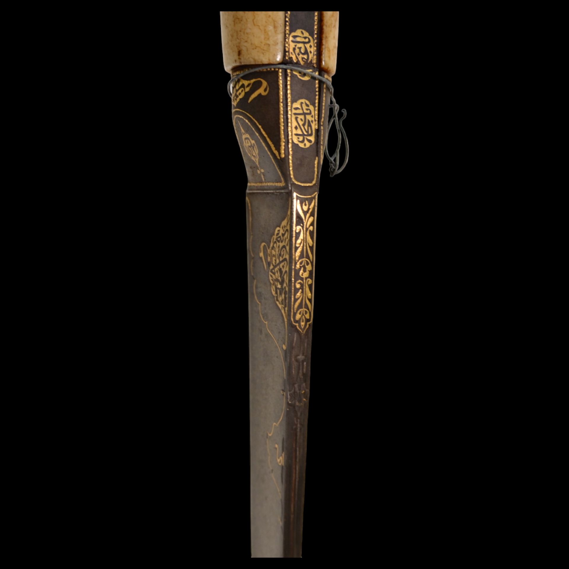A PERSIAN ZAND DYNASTY KARD DAGGER WITH WOOTZ BLADE AND GOLD INLAY. - Image 27 of 27