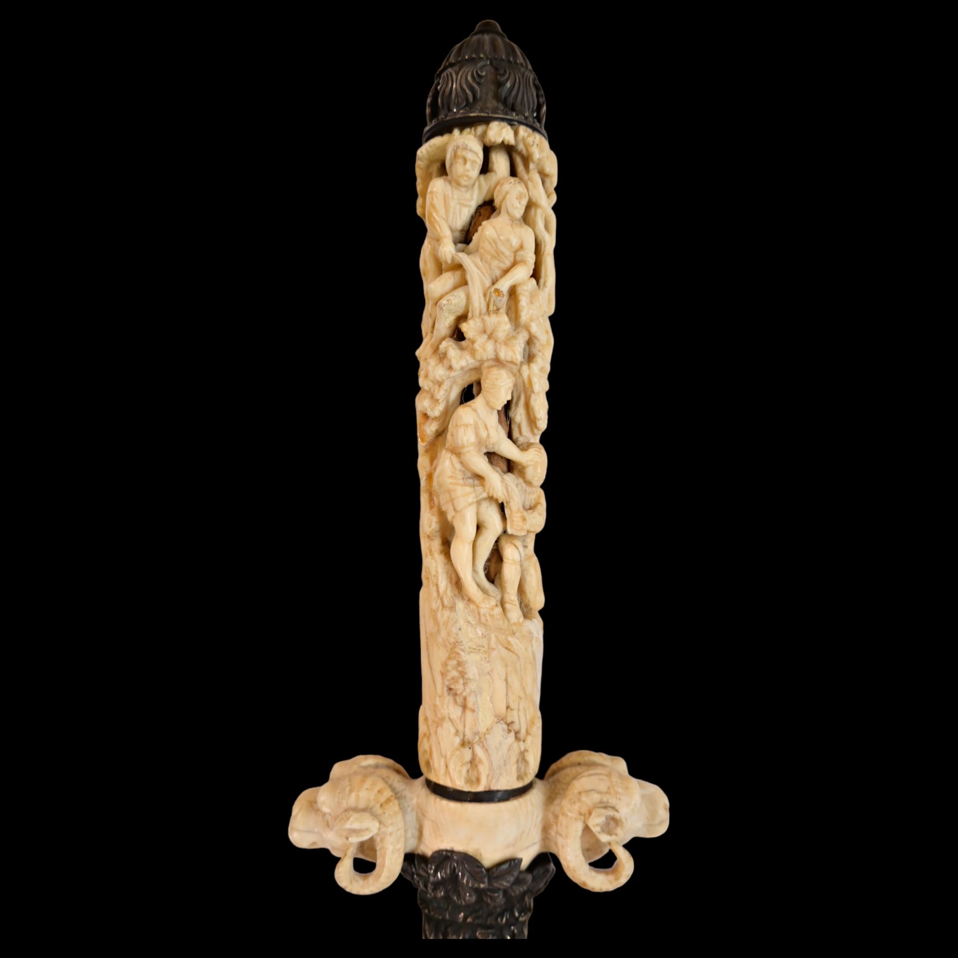 A fine French dagger with carved bone hilt and silver scabbard with erotic scenes, 19th century. - Bild 5 aus 14