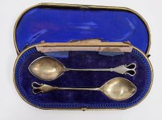 Pair of early 20th century silver spoons in fitted case, Sheffield, makers Lee & Wigfull (2)