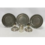 Three pewter plates, a pair of candlestick holders and a sauce pot in the form of a milk churn (1