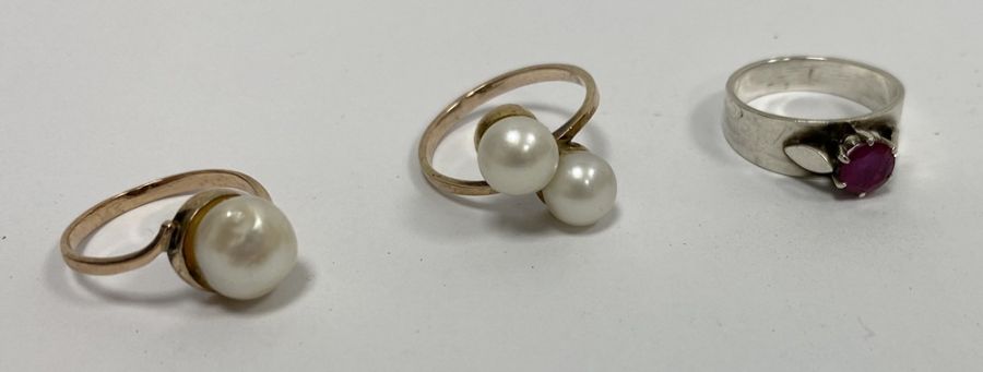 WITHDRAWN Two gold-coloured rings set with pearls and a silver-coloured ring set with garnet- - Image 9 of 10