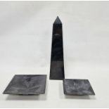 Black marbled stone obelisk, 40cm high and two square-shaped dishes, 20th century (3)