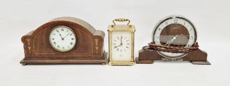 Early 20th century French mahogany mantel clock, the circular enamel dial with Roman numerals