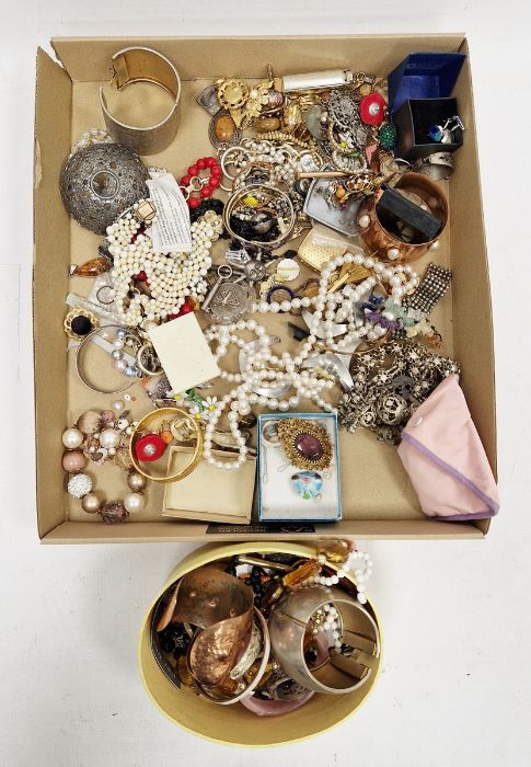 Large quantity of costume jewellery including pearl necklaces, brooches, bangles, various - Image 4 of 4