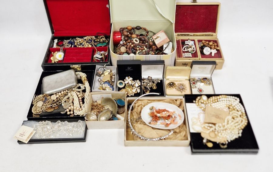 Large quantity of costume jewellery including pearl necklaces, brooches, bangles, various - Image 3 of 4