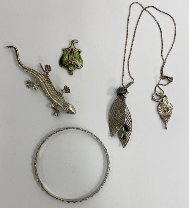 Assortment of silver and white metal jewellery, to include an early 20th century Art Nouveau - Image 5 of 8