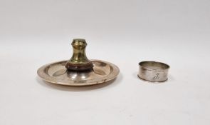 Silver napkin ring and a silver and brass circular dish with applied brass finial (2)
