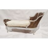 Louis XVI-style French painted beech Bergere day bed, on carved cabriole legs. Retains suppliers