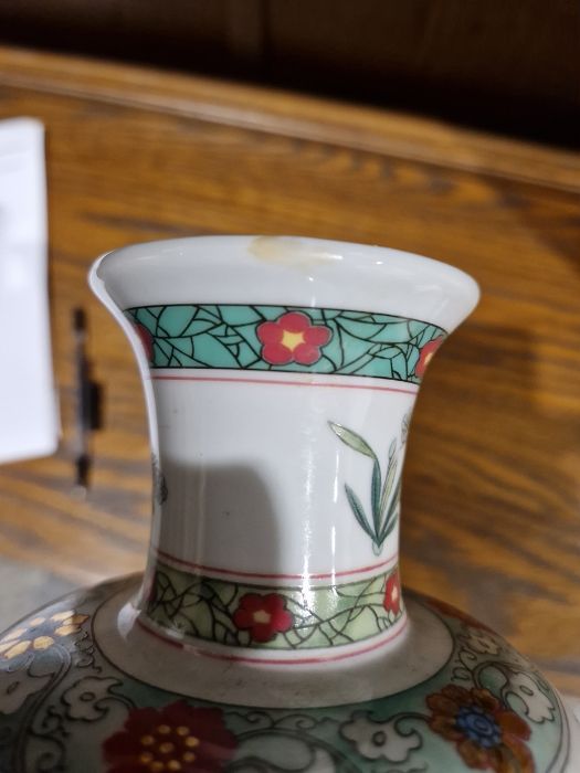 Four Franklin Mint Chinese-style decorated vases, a Japanese table lamp with pheasant and floral - Image 8 of 9