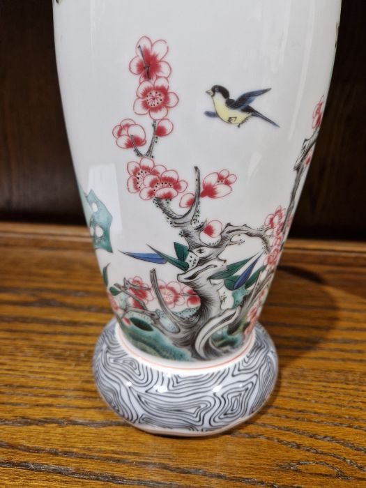 Four Franklin Mint Chinese-style decorated vases, a Japanese table lamp with pheasant and floral - Image 7 of 9