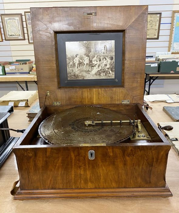 Late 19th century German Schutz Marke table-top polyphon in floral inlaid figured walnut table-top - Image 8 of 14