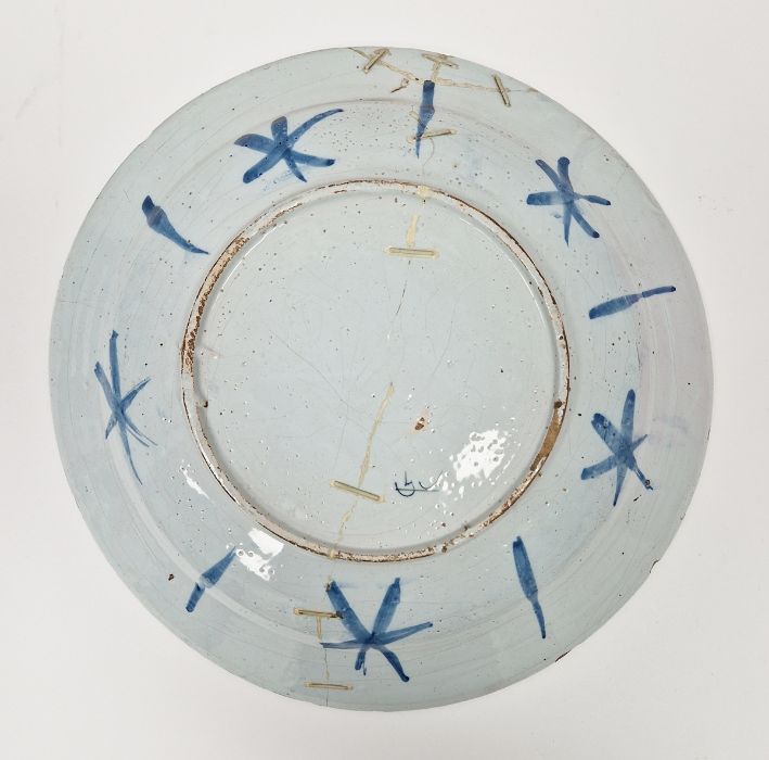 18th century blue and white delft charger with birds and foliage decoration, 34cm diameter - Image 2 of 2