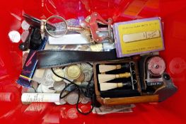Assorted loose coins and other collectables (1 box)