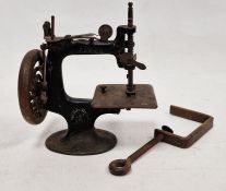 Early 20th century child's sewing machine, no.20, 18cm high