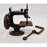 Early 20th century child's sewing machine, no.20, 18cm high