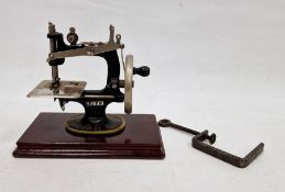 Early 20th century child's mini sewing machine, no.20, 18cm high with original box