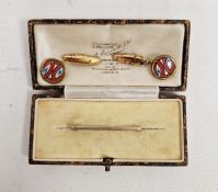 9ct gold tie pin in fitted box, 1.5g and a pair of cufflinks (2)