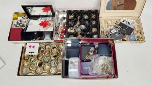 Large quantity of costume jewellery (1 box)
