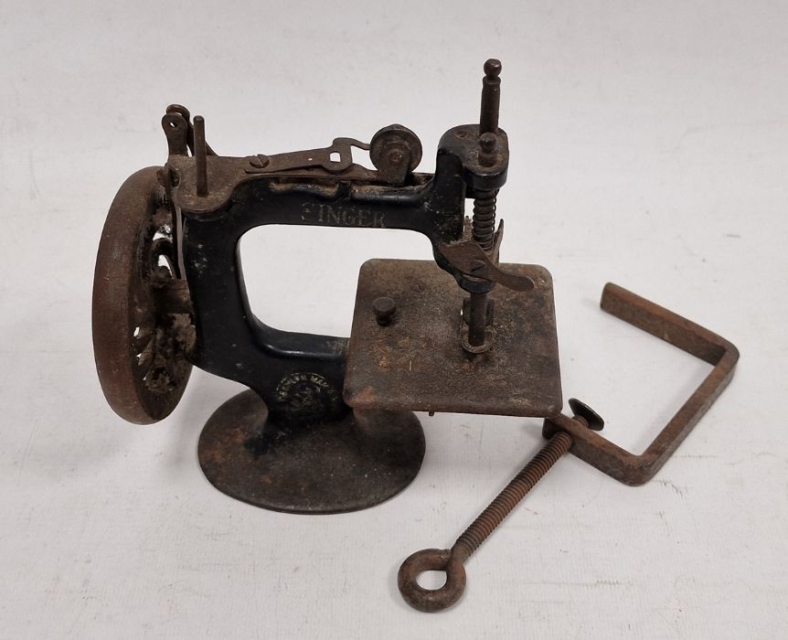 Early 20th century child's sewing machine, no.20, 18cm high - Image 2 of 2