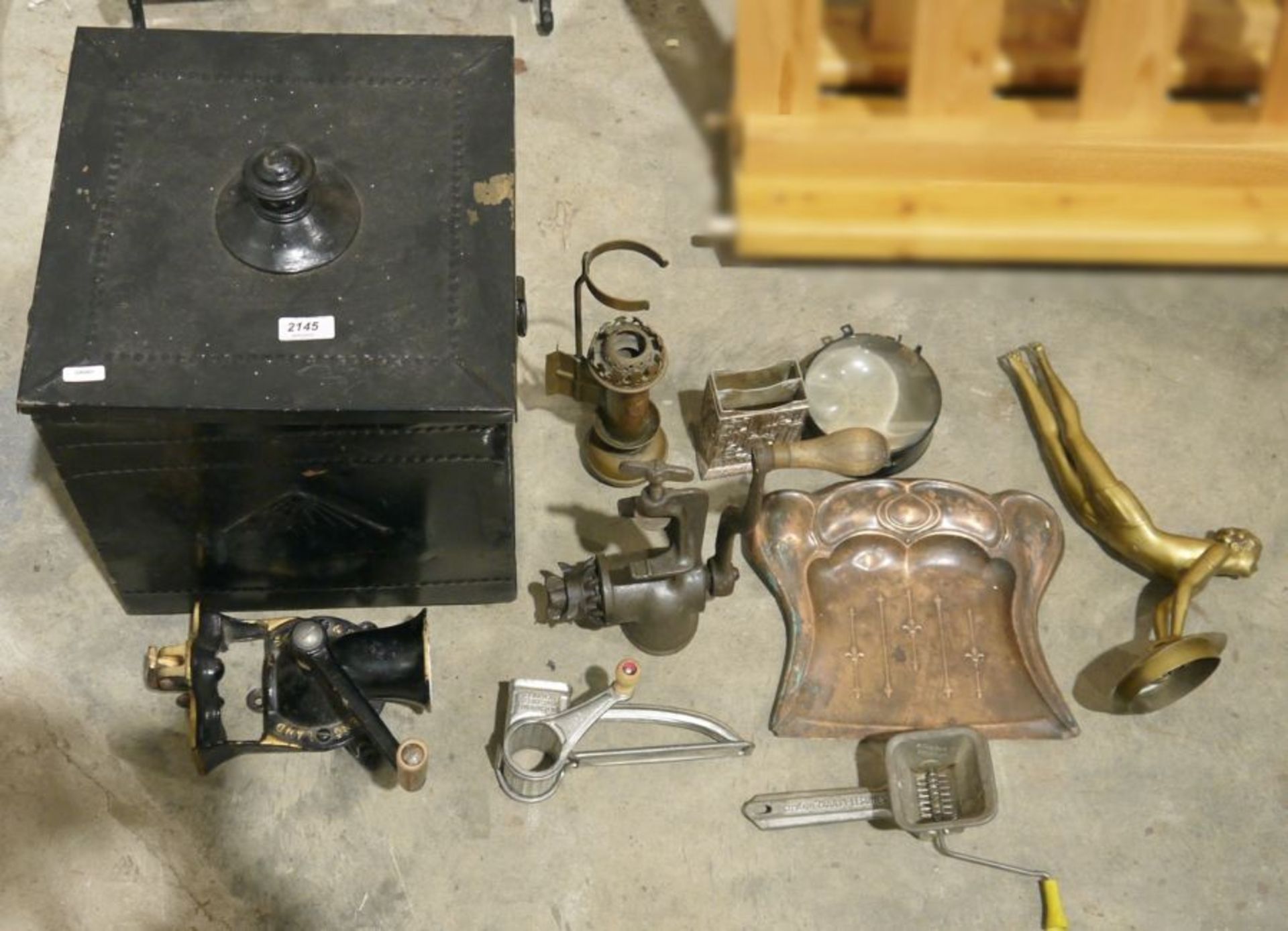 Art Nouveau copper crumb tray, a Universal No.1 meat grinder and further grinders, a vintage