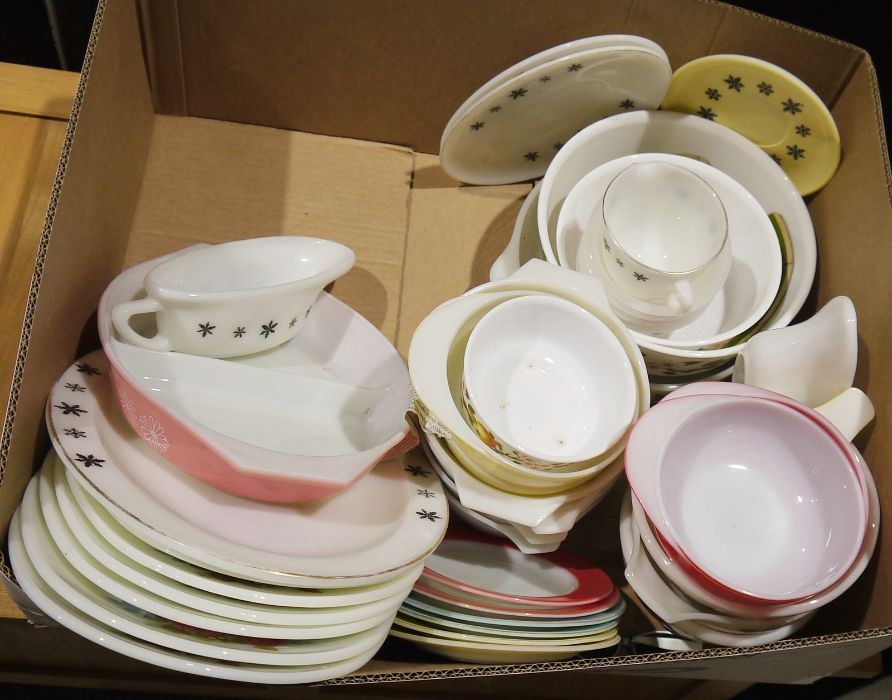 Large quantity of mid 20th century pyrex dishes, casseroles, plates, bowls, etc (1 box) - Image 2 of 2