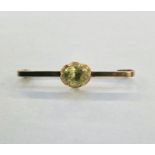 9ct gold and peridot bar brooch set oval cut peridot in scalloped setting