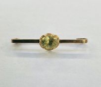 9ct gold and peridot bar brooch set oval cut peridot in scalloped setting