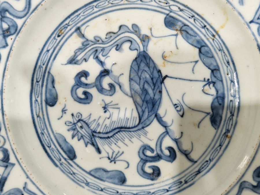 Two Chinese porcelain blue and white small plates, 19th century, each painted with a stylised bird - Image 16 of 32