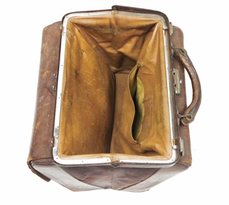 Early 20th century leather Gladstone-style travelling bag with opening front section opening to - Image 2 of 3