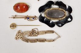 9ct gold pierced chain link bracelet, 10g, a gold-coloured bar brooch, a hat pin and two brooches