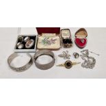 Small amount of costume jewellery including silver bangle, assorted rings, a mother-of-pearl