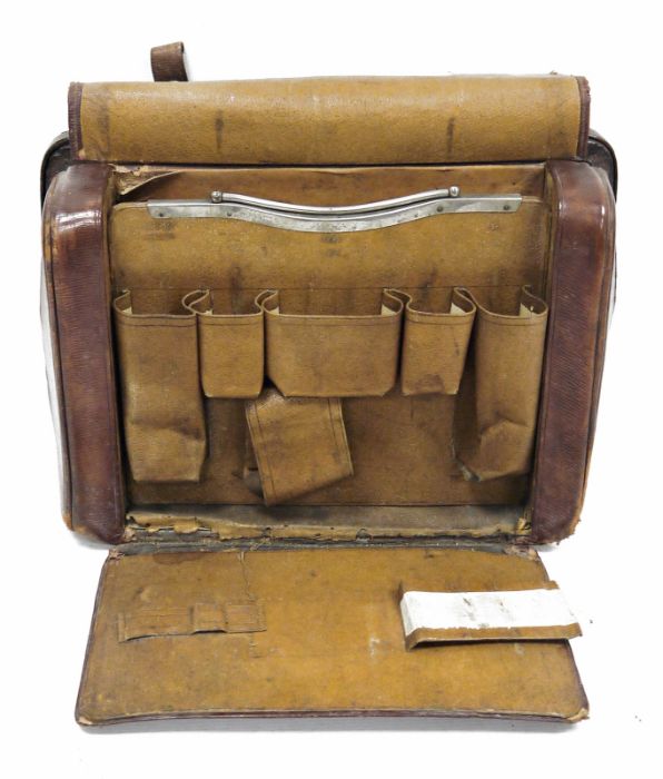 Early 20th century leather Gladstone-style travelling bag with opening front section opening to - Image 3 of 3