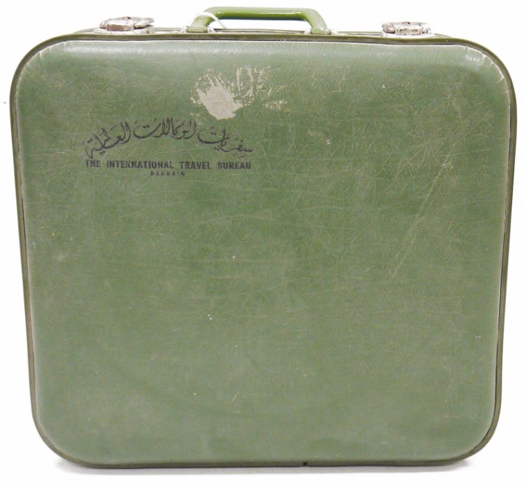 Vintage suitcase containing an assortment of ephemera, to include an early 20th century family - Image 2 of 2