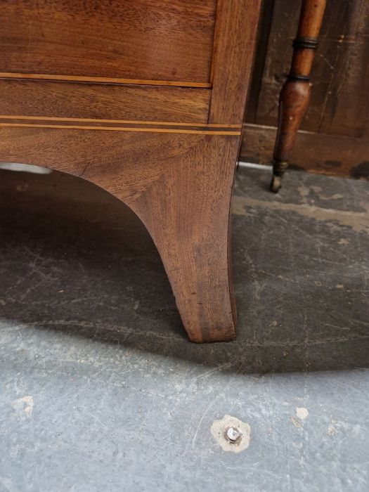 George III inlaid mahogany bowfronted bachelors chest, the top cross-banded, brushing slide above - Image 20 of 31