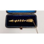 9ct gold bar arrow brooch with relief serpent, (unmarked) in fitted box, 7g approx. Condition