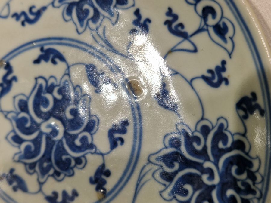 Two Chinese porcelain blue and white small plates, 19th century, each painted with a stylised bird - Image 7 of 32