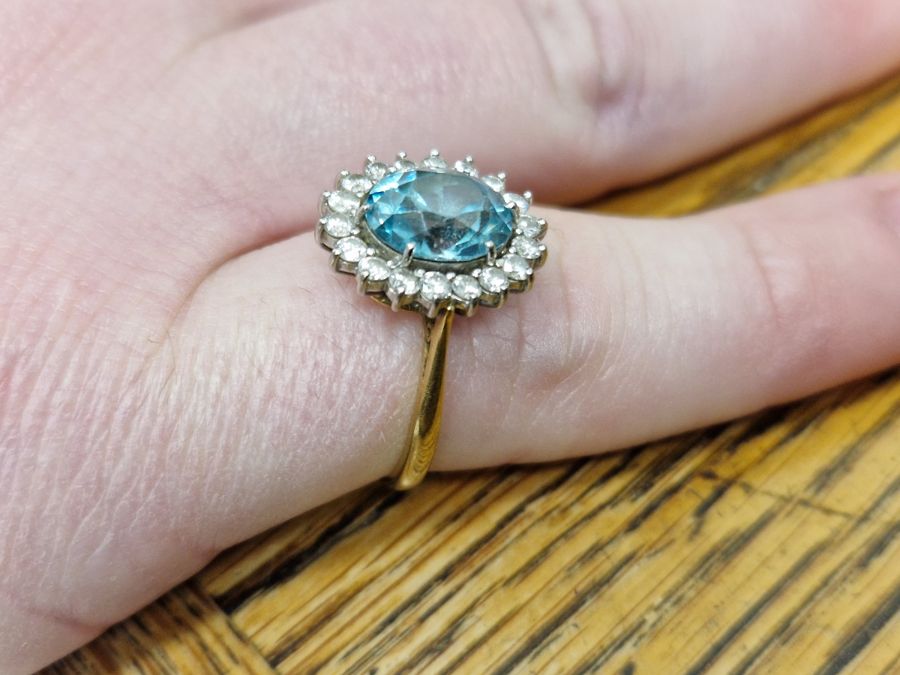 18ct gold yellow gold, diamond and blue stone ring, the oval central stone aquamarine in colour - Image 3 of 8