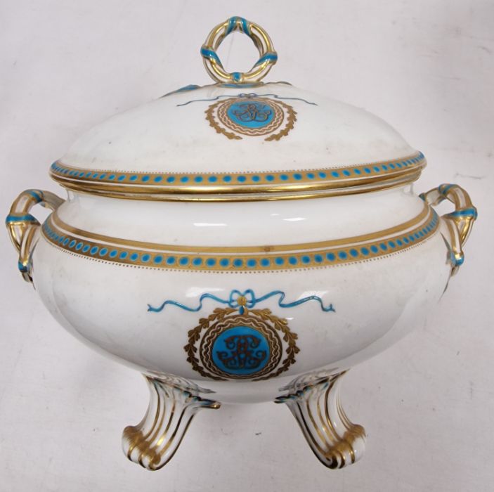 19th century Copeland porcelain two-handled armorial loving cup on circular foot, painted with crest - Image 33 of 56