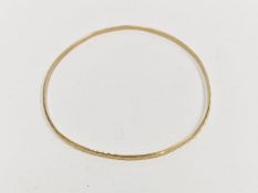 Yellow metal bangle, stamped K18, approximately 6.6g