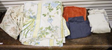 Blanket and assorted linen and clothes (1 box)