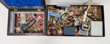 Assorted costume jewellery, to include brooches, watches, rings and more (2 boxes)