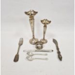 Victorian Irish silver table fork, hallmarked Dublin 1861, two posy vases, a Chinese export napkin