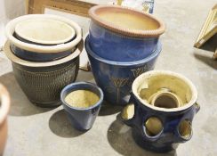 Eight stoneware plant pots of various sizes (8)