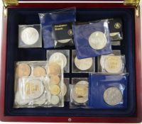 Box containing (9) 1953 Coronation crowns, (5) 1977 Silver Jubilee crowns, (4) Queen Mother's 80th