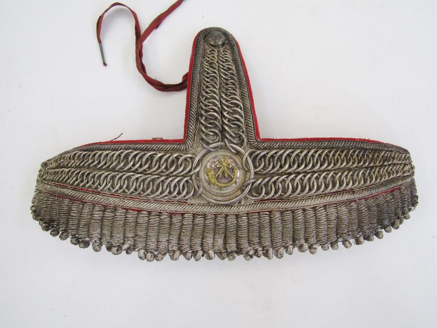 Light infantry officer's pair of white metal chain and braid epaulettes. Light infantry badge and - Image 8 of 16