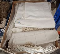 Quantity of assorted linen and tablecloths (1 box)
