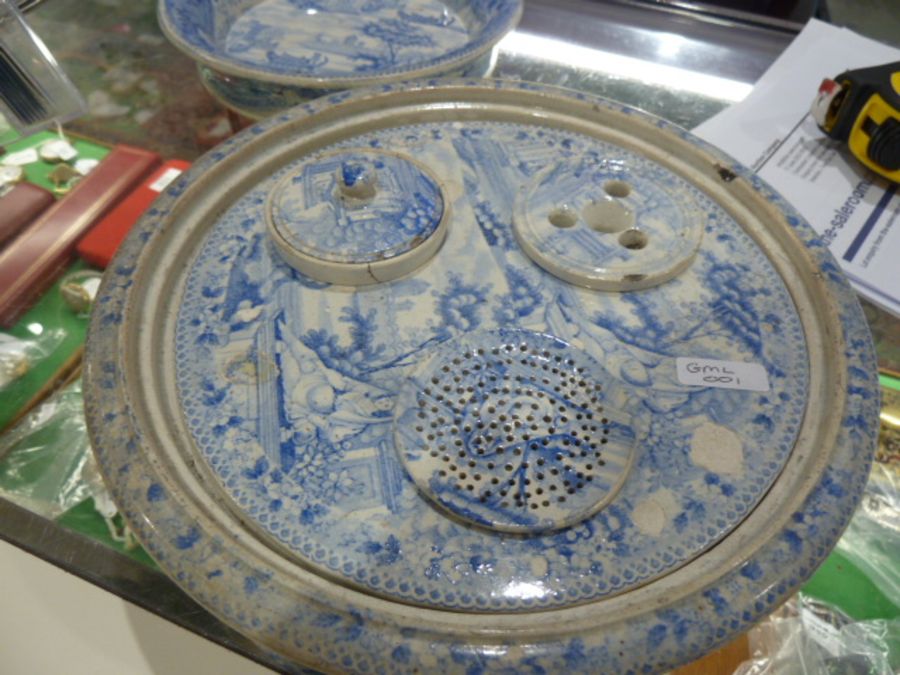 Staffordshire printed blue and white pearlware desk set and cover, circa 1820, together with various - Image 22 of 40